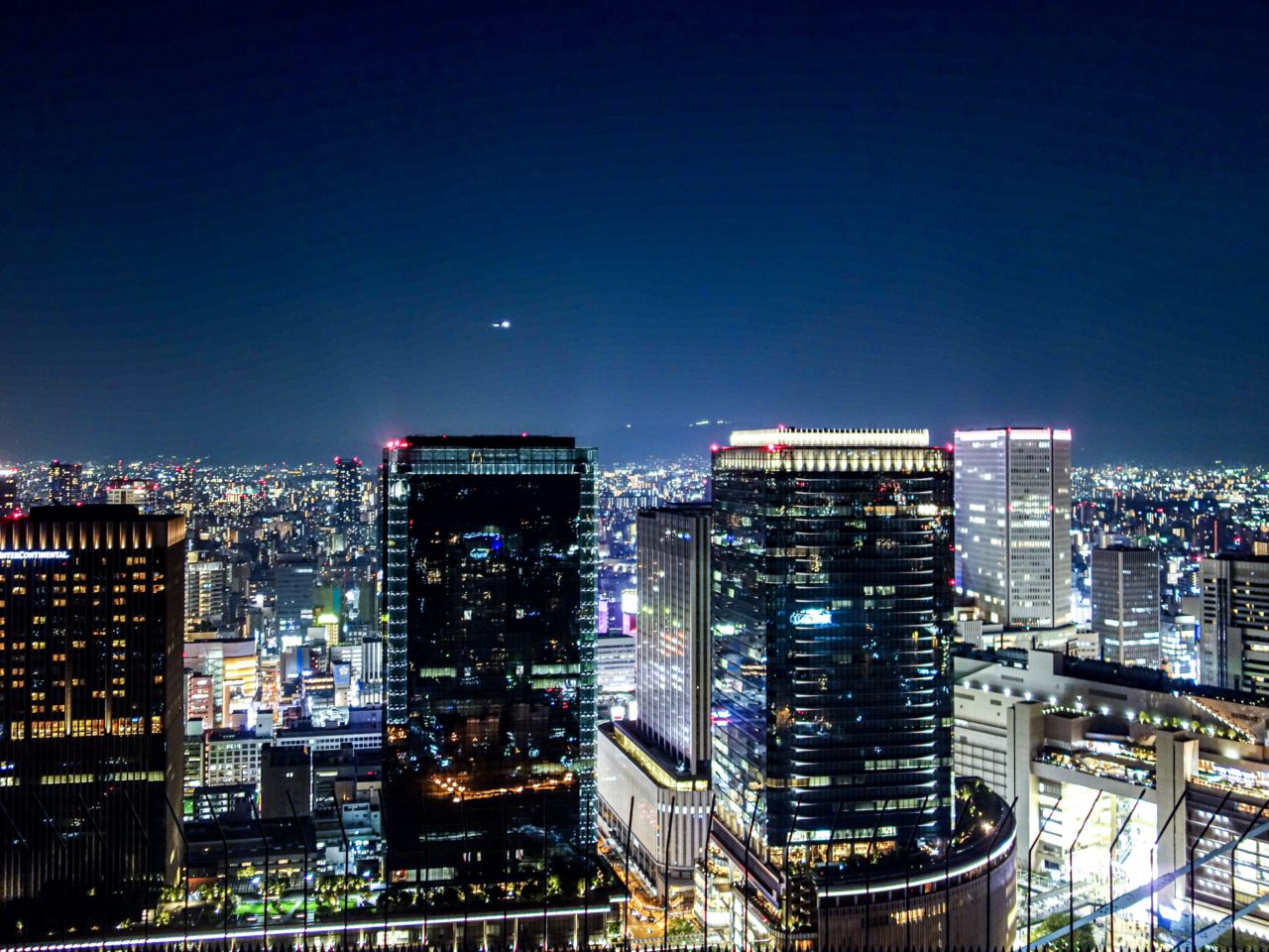 関西地方の代表都市の大阪市の市街地の夜景