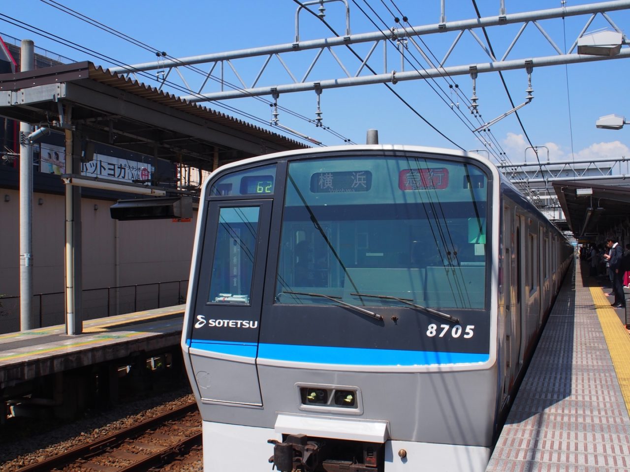 相鉄線瀬谷駅に停車する電車の写真