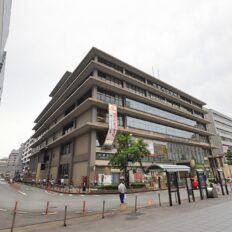 京都駅前の京都中央郵便局の画像