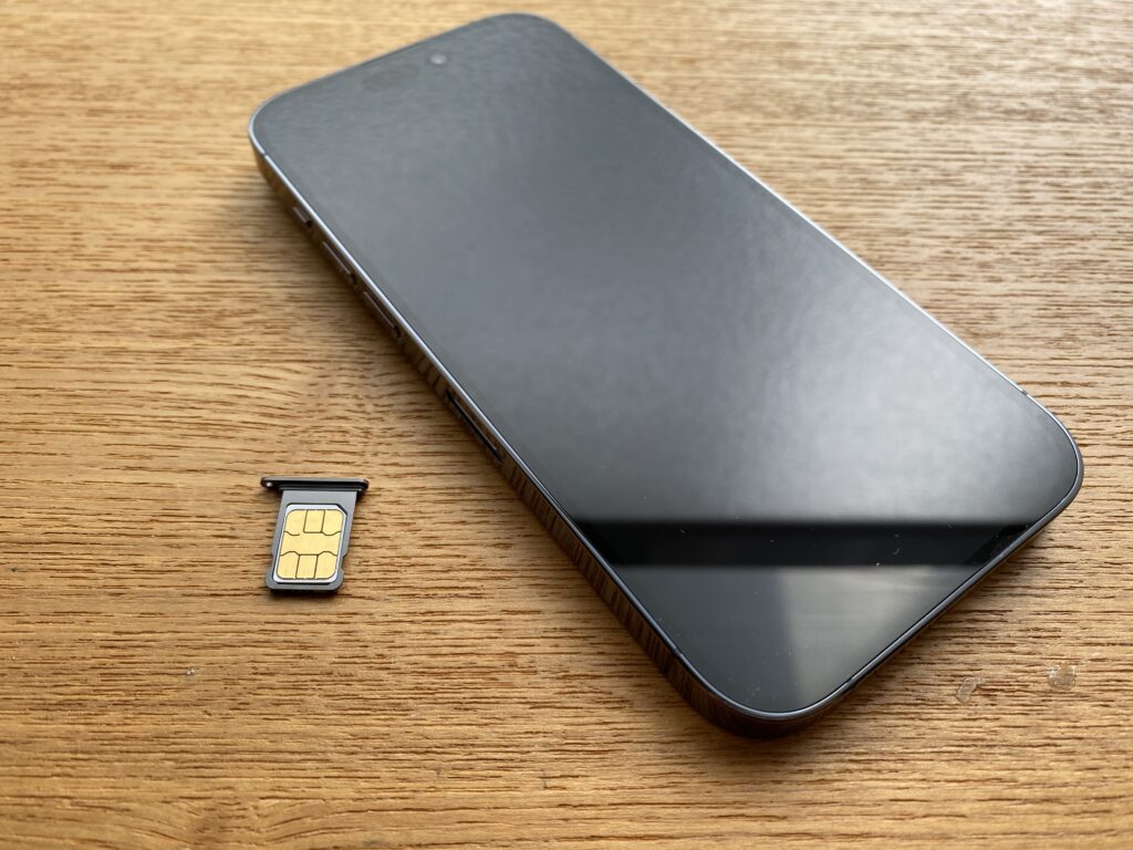 iPhone 14 Proのnano-SIMカードトレイの画像