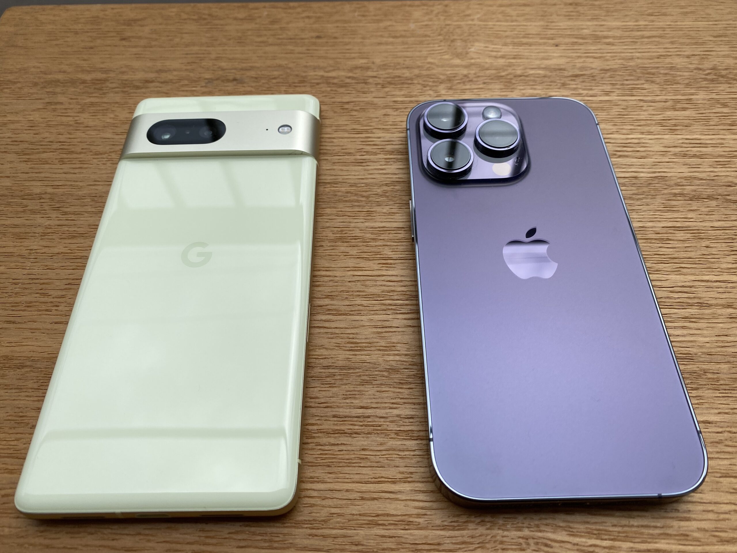 Google Pixel 7とiPhone 14 Proの大きさを比較した写真