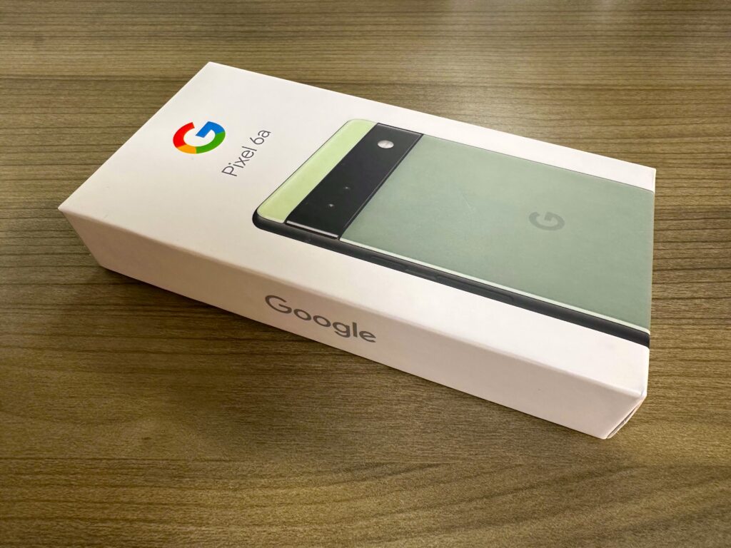 Google Pixel 6aの箱のGoogleロゴが映った写真