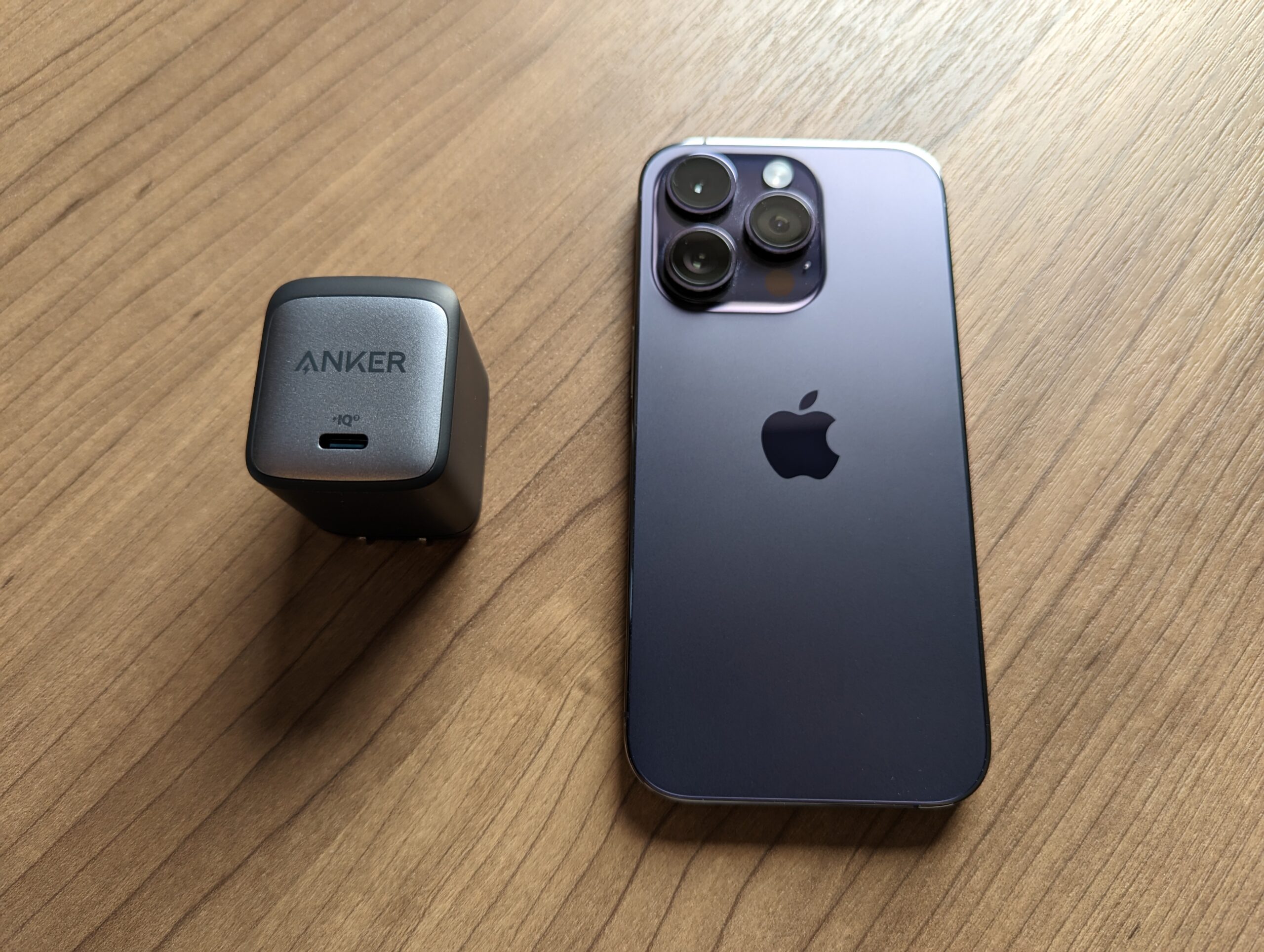 Anker Nano Ⅱ 65WとiPhone 14 Proの大きさを比較した写真