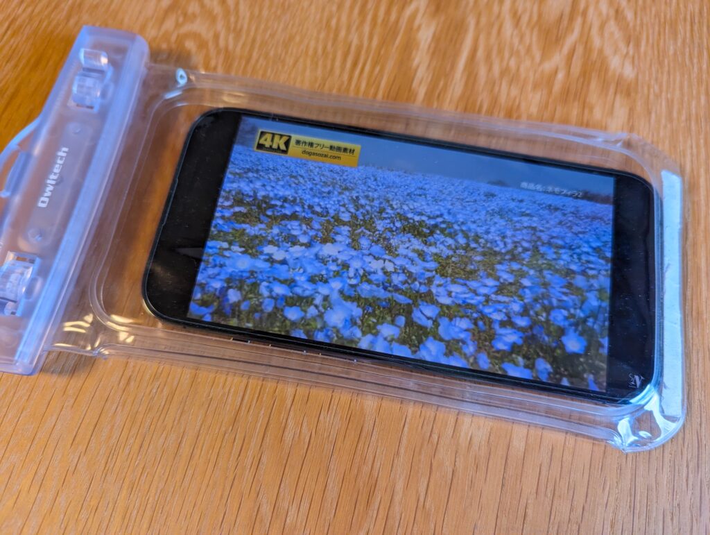 iPhone 14 Proを防水スマホケースに入れて動画再生した写真