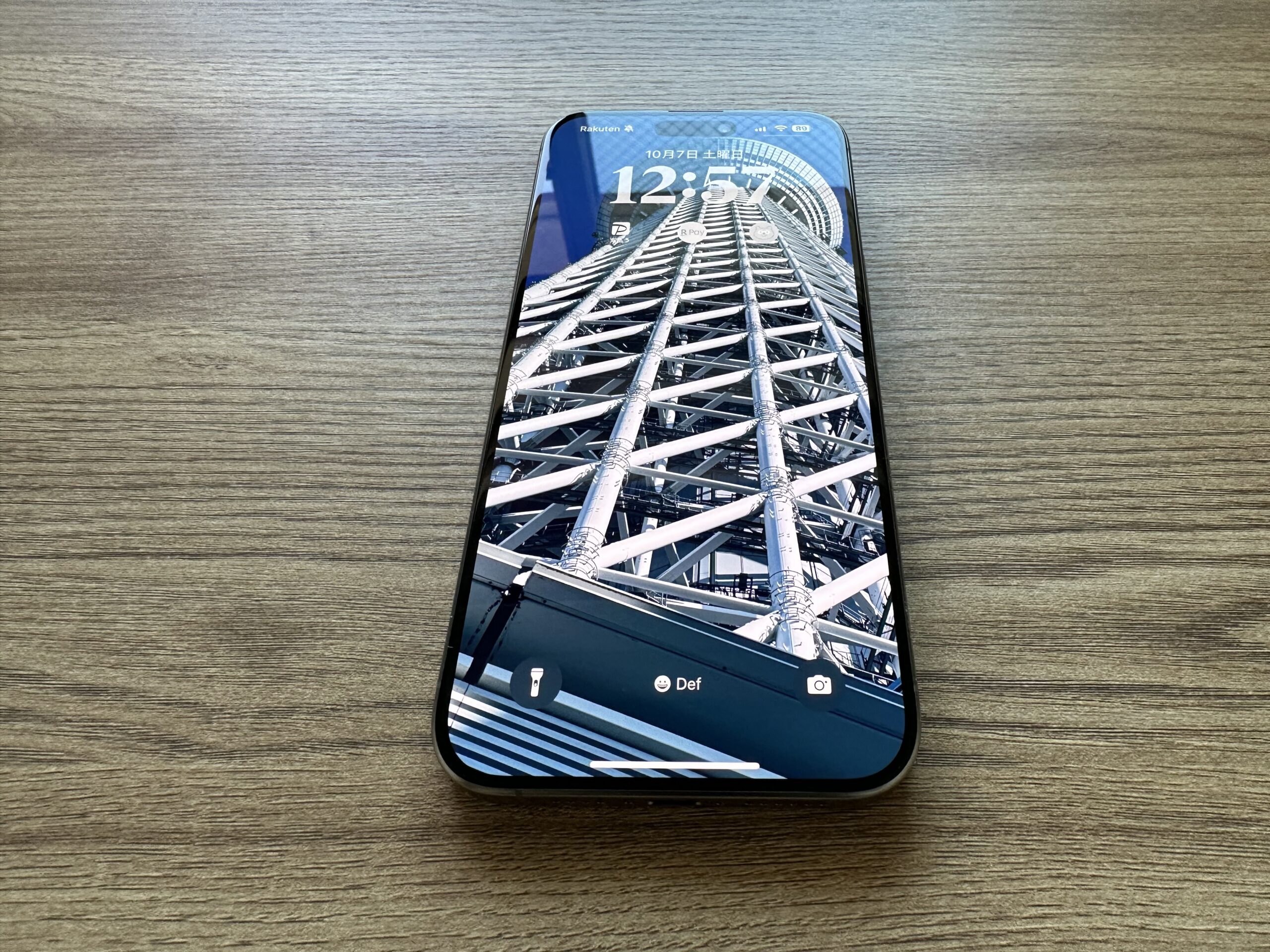 iPhone 15 Pro Maxのディスプレイ側を手前から斜めに撮影した写真