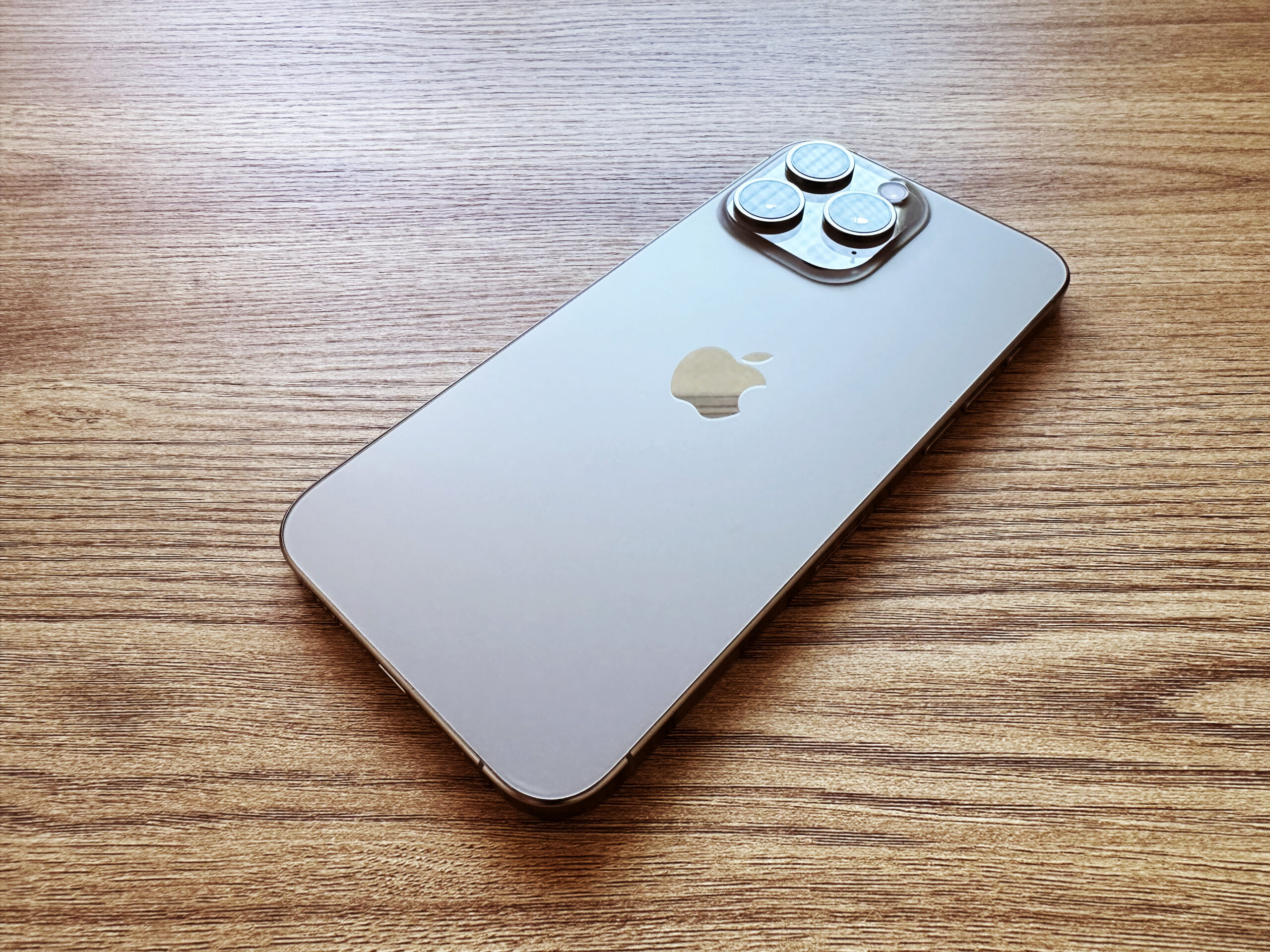 iPhone 15 Pro Maxの裏面を斜め上から斜めに撮影した写真