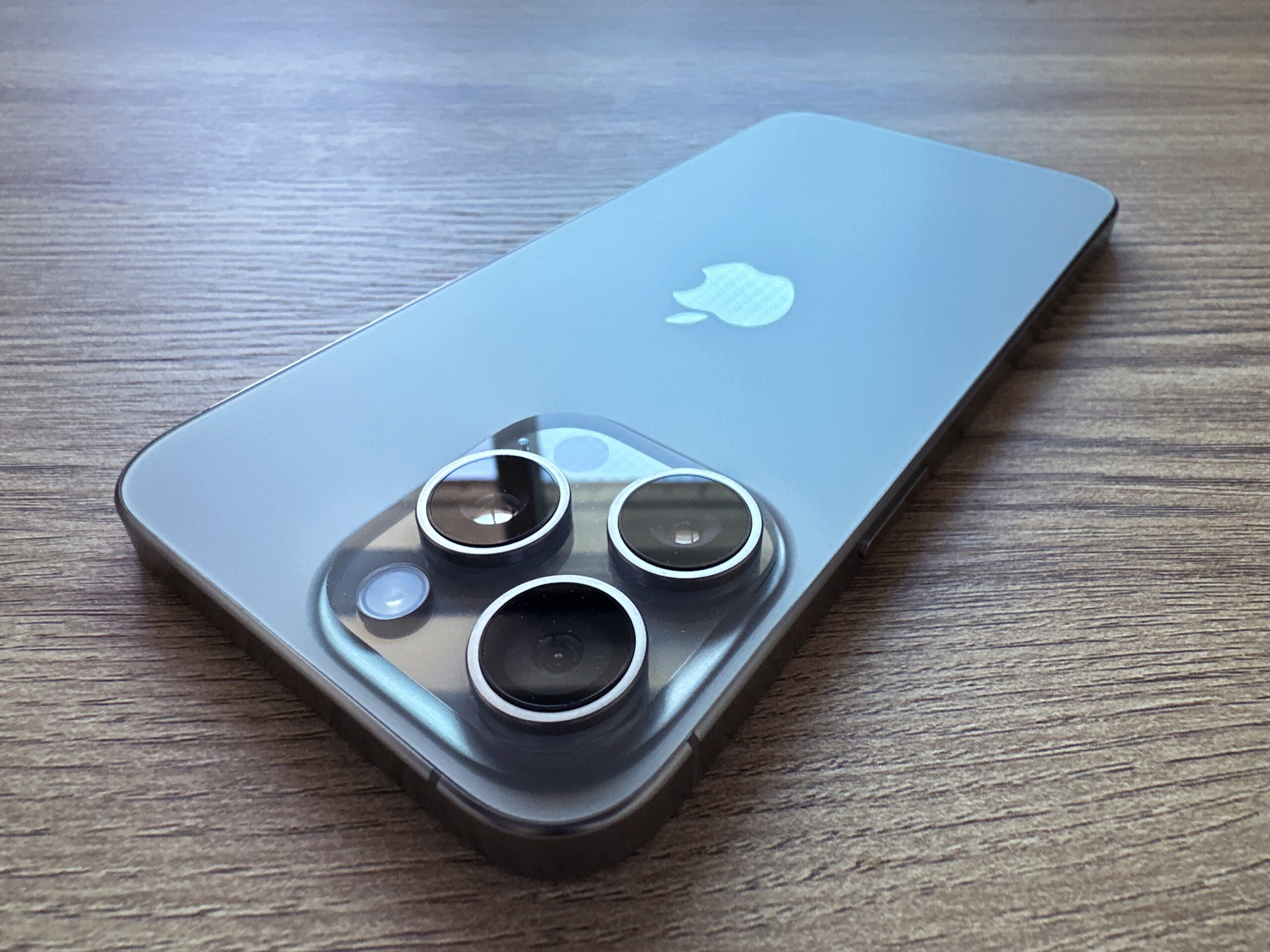 iPhone 15 Pro Maxの裏面のカメラ部分をアップに撮影した写真